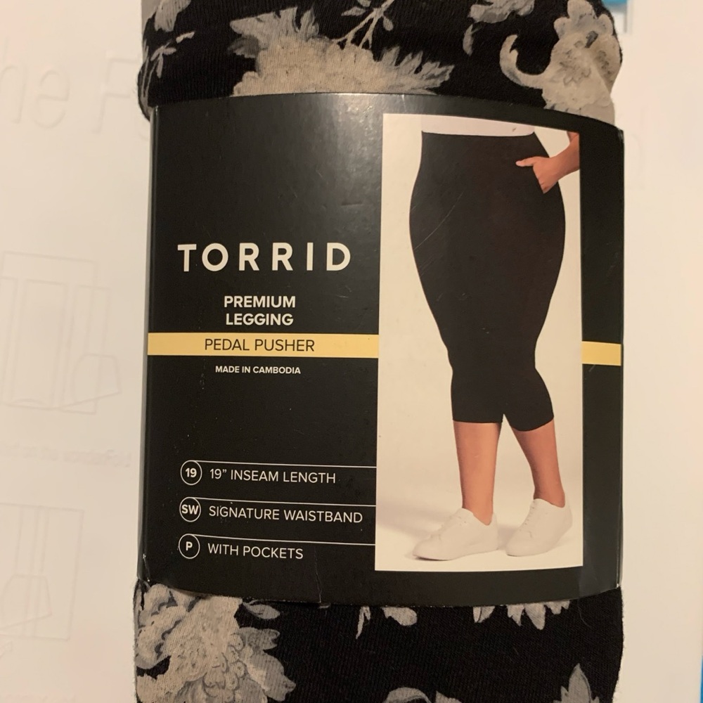 NEW Torrid 2 Pedal Pusher Signature Waist Pocket Legging, Black Floral - Picture 8 of 15